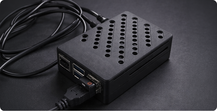 Mini PC Raspberry con cavi collegati, incluso nel kit hardware Ariaa